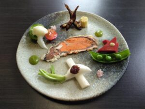 【滋賀・甲賀】ふじ吉｜東海道の宿場町で味わう寿司と日本料理、信楽焼の器でもてなす一膳